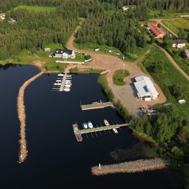 ILMAKUVA VENE JA KALASATAMAMIEKORESORT SIRKKAKOSKI kuva santatelevision tommi lappalainen cropped 768x768