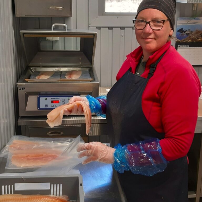 Paivi kalaa pakkaamassa miekojarvi2 nelio cropped 768x768